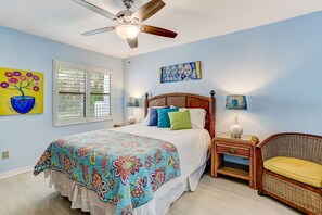 Master Bedroom with Flat Screen TV (King Bed)