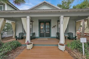 Barefoot Bungalow in the Heart of Seagrove