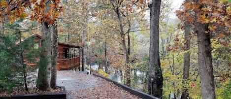 Beautiful VERY PRIVATE  cabin right on the river off main road-NO mountain roads