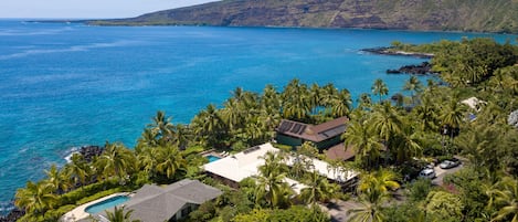 Located on the edge of Kealakekua Bay across from the Captain Cook Monument