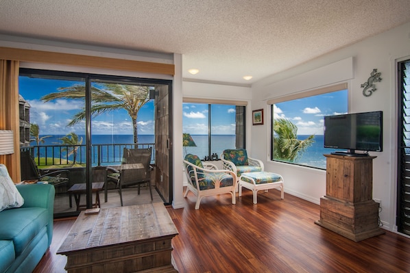 Living Area with Panoramic Ocean and Reef View