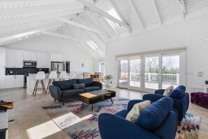 Light filled spacious great room