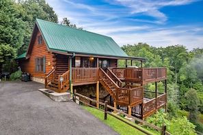 Beautiful 4 Bedroom, 4 Bath Cabin Nestled in the Smokey Mountains