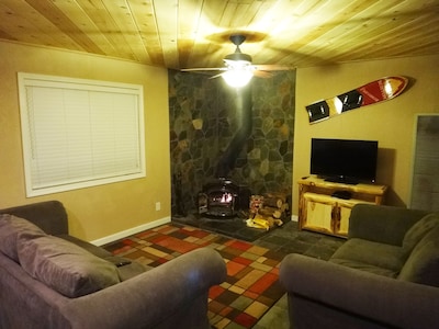 Big Bear Cabin with SPA 2 Bedroom Very Cozy! + WIFI