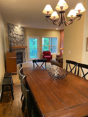 Gas fireplace, flatscreen TV, DVR and family board games