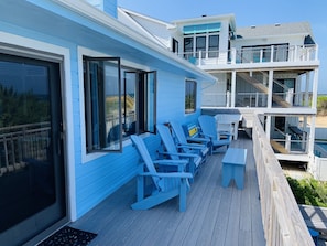 Relax and watch the ocean from your deck. Outside dining table!