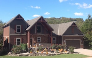 Large, warm, luxury Lodge ready for your family Holiday Retreat!  Great Parking!