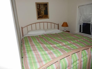 Queen bed in 2nd bedroom