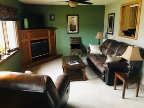 Comfortable living room w gas fireplace