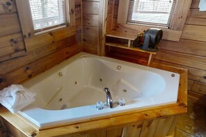 Grab a glass of wine and soak after a busy afternoon in town. Only 4 miles to Pigeon Forge.