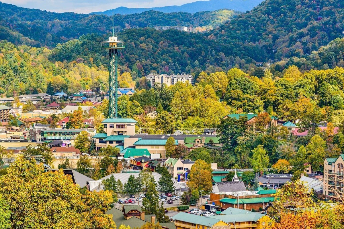 Between Gatlinburg & Pigeon Forge | Hot Tub,Arcade,Jacuzzi, Gas Grill, Free Show Tickets*