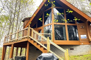 Welcome to Highlander! Located just between Gatlinburg & Pigeon Forge