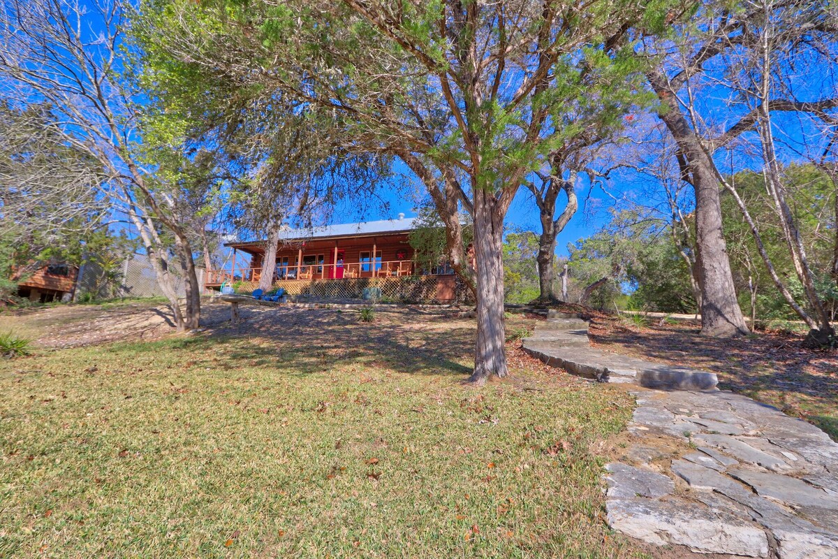 Adorable Log Cabin on the banks of Smith Creek!