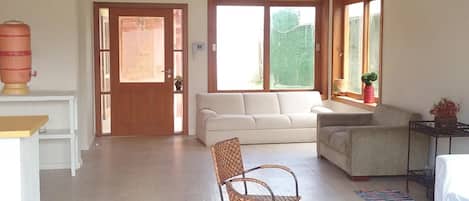 Living com 03 ambientes, pé direito duplo + mezanino e  porta para varanda.