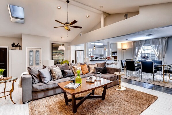 The living room gives you space to spread out and... LIVE !