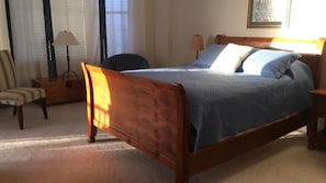 Master bedroom. Queen bed.