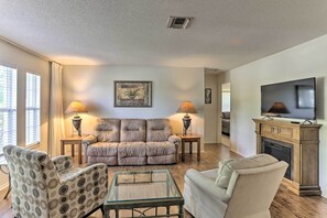 Living Room | Free WiFi | Central A/C | Washer & Dryer