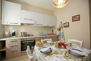 The kitchen with Oven, cooker hob and dishwasher