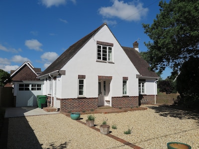 Family friendly Pretty Detached House With Private Garden And Parking