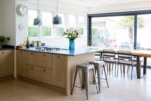 Kitchen & dining area