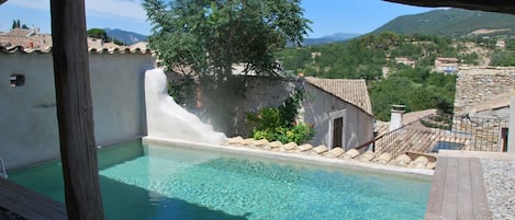 piscine vue imprenable sur la campagne et le mont ventoux
