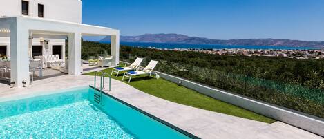 Located on a luscious hill with an extraordinary view on the gulf of Kissamos