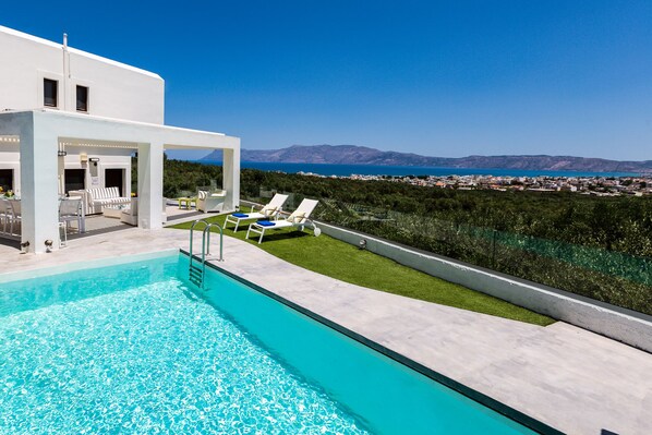 Located on a luscious hill with an extraordinary view on the gulf of Kissamos