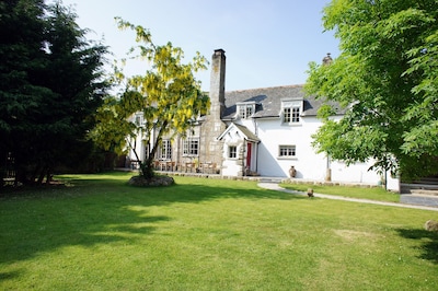 Dartmoor country house, all ensuite,dog friendly, kids den,pétanque pitch,4 acre