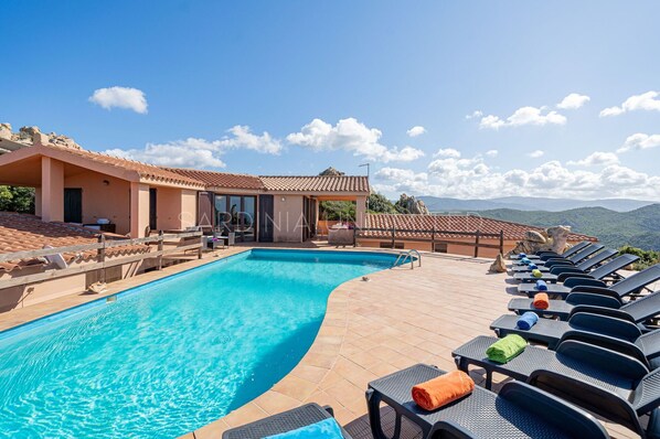 gorgeous little villa for rent in Costa Paradiso with a spectacular sea view and private pool