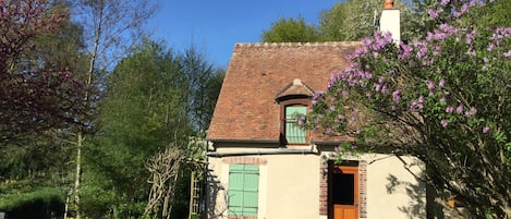 Maison de charme, au bord de l'Ouanne 