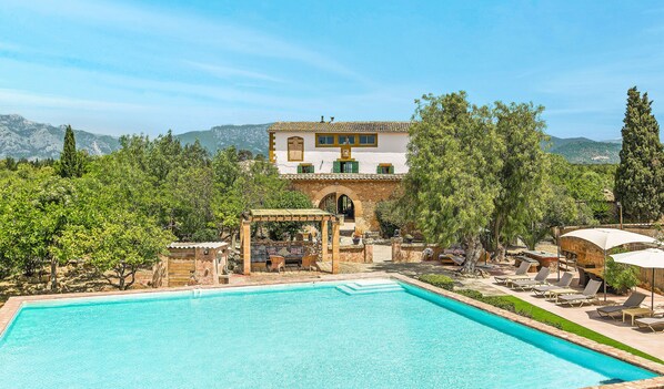 Pool area 