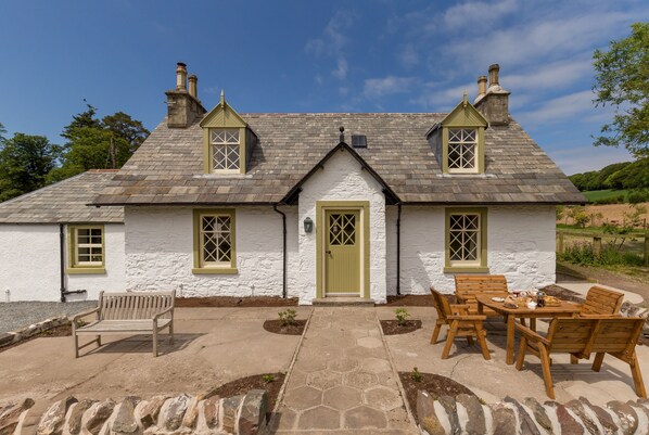 Home Farm Cottage - Cosy Cottage with Log Burner - Sleeps 5
