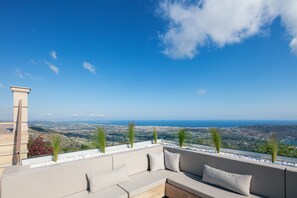 Enjoy our spacious U-shaped seating area and take in the mesmerising vistas!