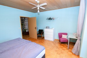 Schlafzimmer 1