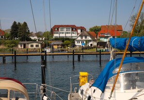 Der Blick auf das Ferienhaus vom Yachthafen aus.