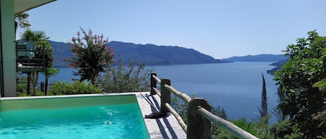 Blick vom Pool auf den Lago Maggiore