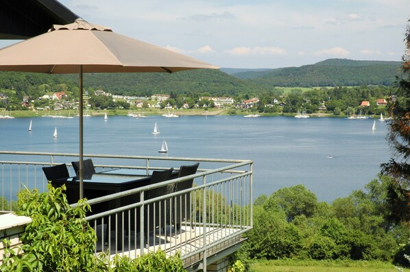 Von der Terrasse den Seeblick genießen...