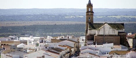 Villanueva de los Castillejos mit Backsteinkirche