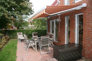 Die Terrasse mit Markise lädt zum Verweilen ein