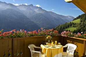 Großer Südbalkon mit herrlichem Blick auf die Ultner Bergwelt!!