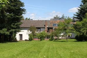 auernhaus Rückseite mit Garten und Terrasse