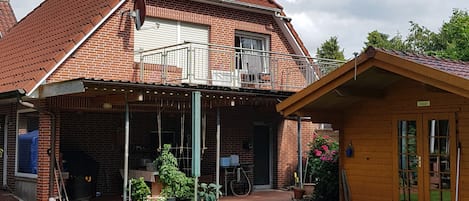 Die Wohnung und der Balkon - vom Garten aus gesehen.