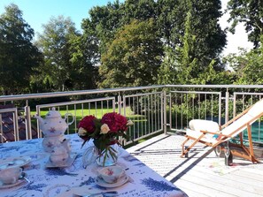 Der Balkon lädt zum Sonnen und Faulenzen ein