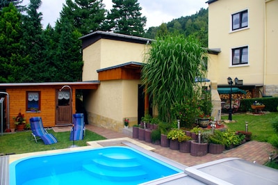 Casa rural con uso de jardín y piscina.