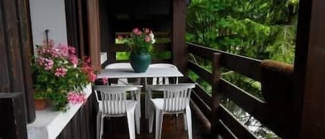 屋外ダイニングエリア