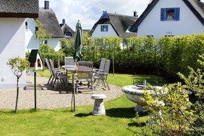 Sitzgelgenheiten im Garten (nun überdacht) und Grill des Hauses "Muschelsucher".