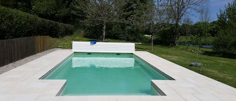 La piscine avec son escalier et sa terrasse