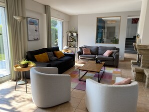 Salon spacieux avec 2 larges canapés et fauteuils 