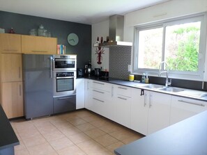 Spacieuse cuisine parfaitement équipée : four, micro-ondes, lave-vaisselle..