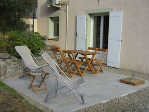 terrasse devant l'appartement
avec la porte d'entrée et la fenêtre de la chambre